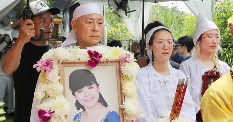 NSND Tạ Minh Tâm cùng 2 con nghẹn ngào tiễn đưa nghệ sĩ Bạch Vân