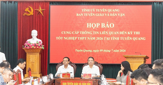 Trưởng điểm thi Trường chuyên Tuyên Quang chỉ đạo giám thị hướng dẫn thí sinh