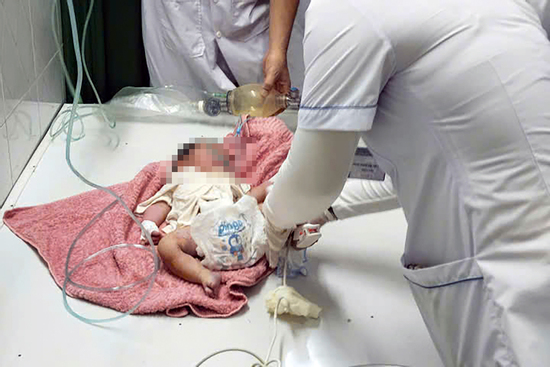 Bé gái sơ sinh còn nguyên dây rốn bị bỏ trong thùng giấy cạnh tiệm tạp hóa