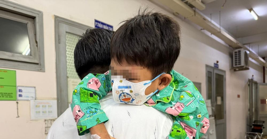 Giọt nước mắt của người mẹ ngày con trai 7 tuổi xuất viện sau ghép thận