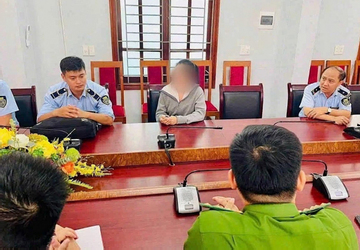 Người phụ nữ tự đóng nước vào vỏ chai nhãn hiệu nổi tiếng, bán gần cổng bệnh viện