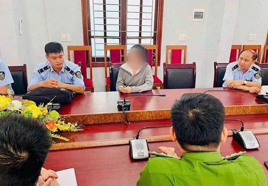 Người phụ nữ tự đóng nước vào vỏ chai nhãn hiệu nổi tiếng, bán gần cổng bệnh viện