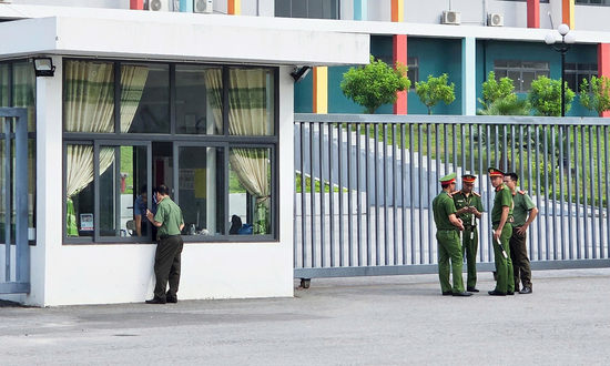An ninh thắt chặt tại điểm thi trường THPT chuyên Tuyên Quang