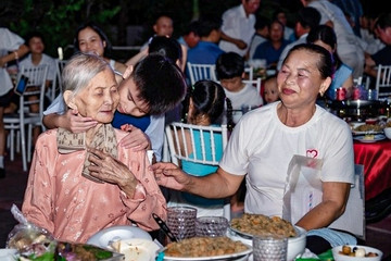 Cụ bà 94 tuổi ở Ninh Bình cùng 81 con cháu đi du lịch, xúc động phút sum vầy