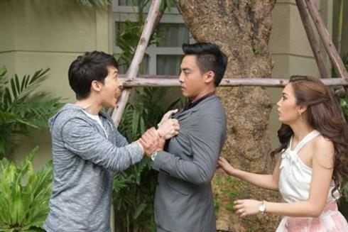 Hôn nhân 'tan tành' chỉ sau một đêm, chồng cũ bất ngờ quay về thăm thì cứng đơ người khi thấy sếp mình ra mở cửa