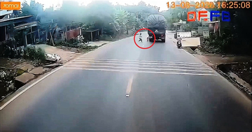 Clip em bé chạy ra đường đúng lúc ô tô tải lao dốc, tài xế hành động khẩn cấp