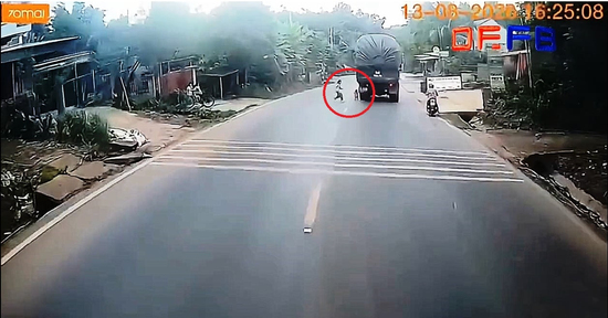 Clip em bé chạy ra đường đúng lúc ô tô tải lao dốc, tài xế hành động khẩn cấp