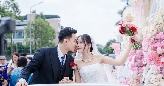 Cưới vợ cách nhà 300m, chú rể Thanh Hóa đem xe mui trần đi đón dâu