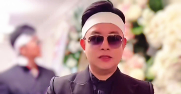 Ca sĩ Quang Lê chịu tang mẹ