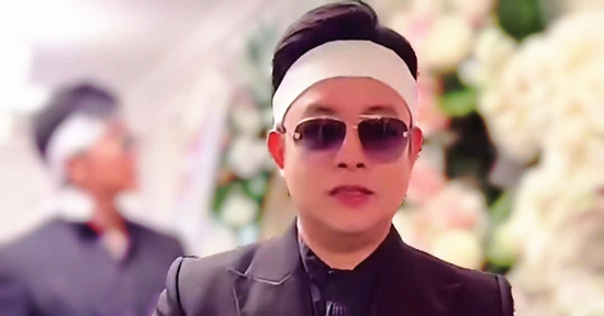 Ca sĩ Quang Lê chịu tang mẹ