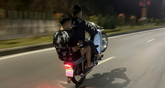 Đề nghị truy tố 13 bị can sau màn chạy xe bốc đầu ở Quảng Ninh