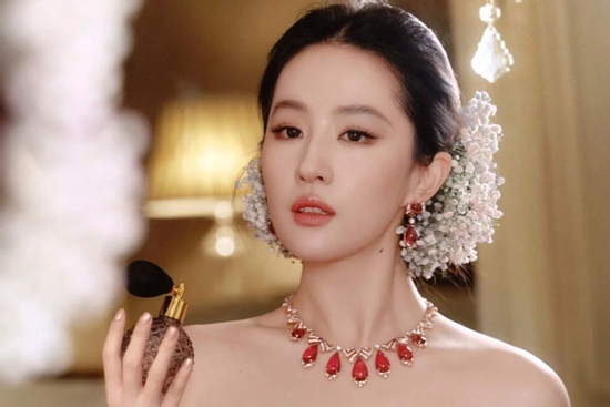 Lưu Diệc Phi đối mặt tranh cãi về gia thế sau nhiều năm hoạt động showbiz