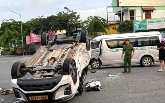 Xe 16 chỗ tông taxi lật ngửa, 9 người bị thương
