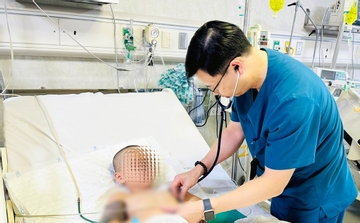 4 giờ nghẹt thở cứu bé trai bị cọc sắt đâm xuyên bụng