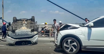 Hà Nội: Tai nạn liên hoàn trên cầu Nhật Tân, 1 ô tô lật ngửa