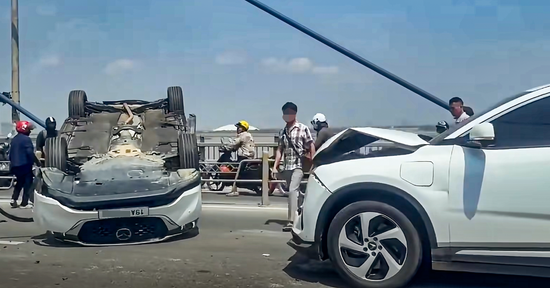 Hà Nội: Tai nạn liên hoàn trên cầu Nhật Tân, 1 ô tô lật ngửa