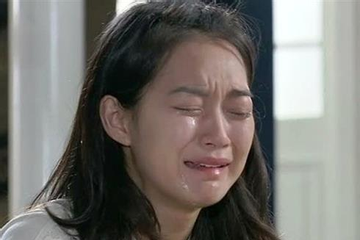 Khó chịu với cô em chồng làm mẹ đơn thân, chị dâu đuổi đi trong đêm mưa gió để rồi sau đó hối hận