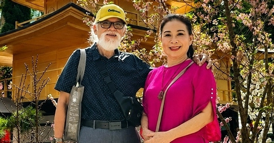 Người chồng tuyệt vời 'mặc áo mưa đi xe máy, lặng lẽ đứng đợi' nữ NSND là ai?