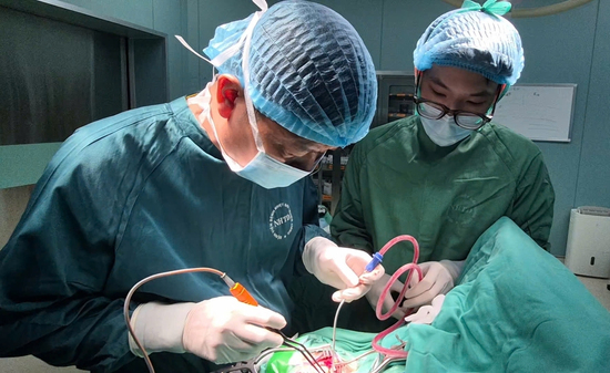 Bé 27 tháng tuổi chấn thương sọ não sau cú ngã