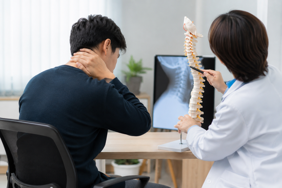 Cúi đầu lướt điện thoại 7 tiếng/ngày, nam thanh niên mắc 'cổ rùa'