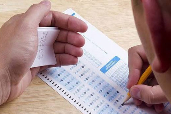 Ép giáo viên sửa điểm 