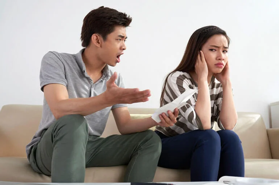 Chồng đưa tiền cho vợ tiêu nhưng quản đến nghẹt thở, mua đắt 10 nghìn là mắng
