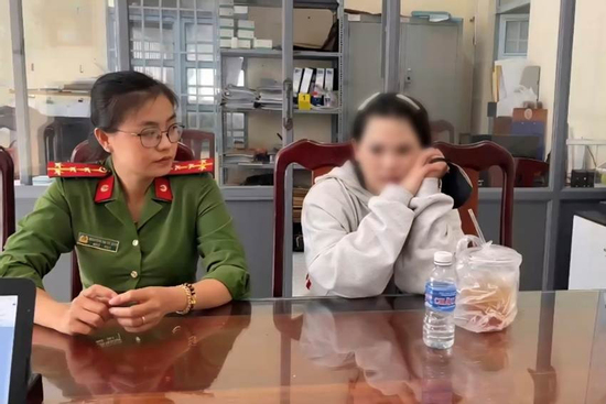 Cháu gái trộm 1,1 tỷ đồng của dì, chuyển hết cho nam thanh niên quen qua mạng