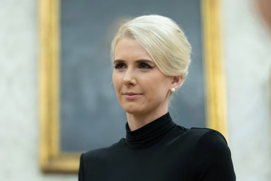 Đổi máy bay tránh âm mưu ám sát ông Trump, nữ trợ lý thành tâm điểm