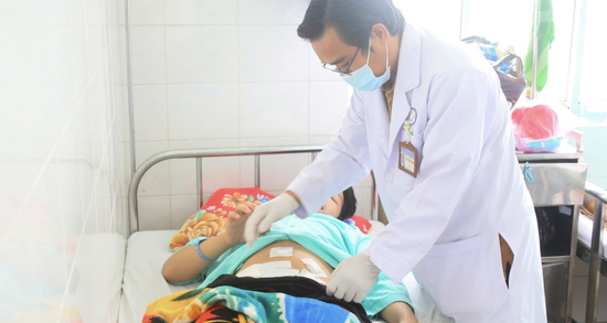 Nhập viện mổ cấp cứu vì trò đùa của đồng nghiệp trong giờ làm