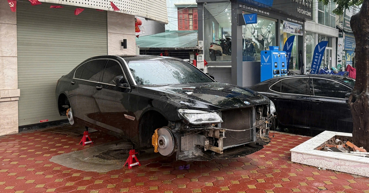 Clip: Mang xe cải tiến đi trộm mâm lốp ô tô BMW ở Hà Nội