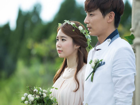 Tổ chức đám cưới tiền tỷ, ai ngờ ngay lúc trao nhẫn cưới chủ rể bối rối khi nghe tiếng gọi phía sau