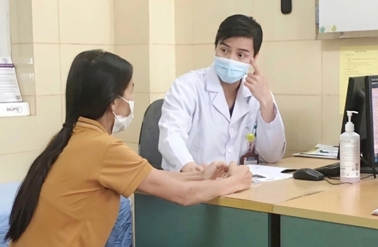 'Xin bác sĩ đừng nói mẹ bị ung thư' - thế khó khi gia đình muốn giấu bệnh