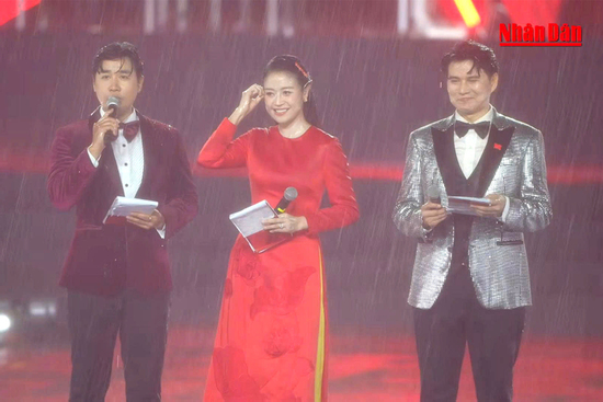 3 MC dầm mưa dẫn concert 'Tổ quốc trong tim' gây sốt là ai?
