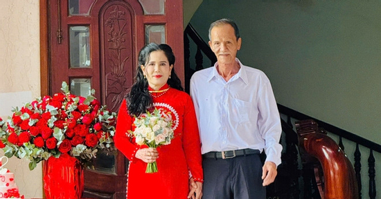 Ông lão 73 tuổi cưới vợ U50, con cháu làm 23 mâm cỗ, không nhận tiền mừng