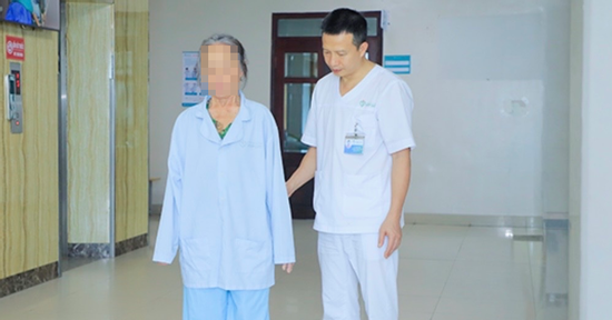 Từ liệt tứ chi, người phụ nữ 68 tuổi đứng dậy sau 21 ngày