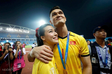 Á hậu Hoàng Oanh hò reo trên sân Mỹ Đình, mặc áo đôi với Patrik Lê Giang