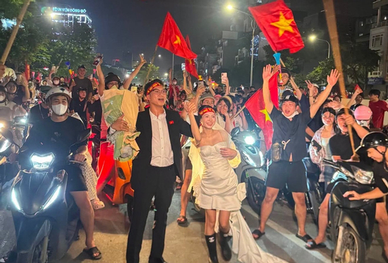 Cặp đôi chụp ảnh cưới trong đêm ‘đi bão’ mừng Việt Nam vô địch ASEAN Cup 2026