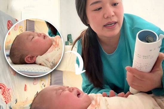 Màn ru con gây sốt mạng: Mẹ mở sách toán giảng về hàm số, bé nín khóc ngủ luôn