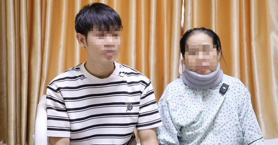 Tưởng phải ngồi xe lăn đến cuối đời, người phụ nữ bật khóc khi tự đi lại được