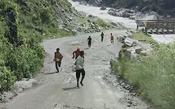 Video chạy thoát tử thần khi lũ quét như tận thế chôn vùi làng mạc Nepal