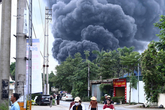 Cháy nhà xưởng ở Hà Nội, khói đen cuồn cuộn