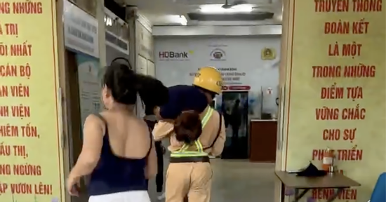Clip Đại úy CSGT mở đường, vác nữ du khách Anh trên vai đi cấp cứu bệnh viện