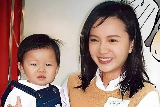 'Ngọc nữ vạn người mê' từ bỏ hào quang, làm mẹ đơn thân hơn 2 thập kỷ