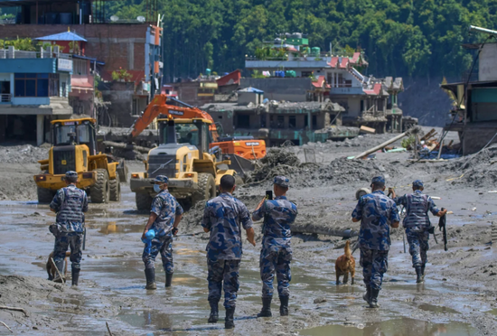 Thảm cảnh sau cơn lũ quét như ngày tận thế ở Nepal, hơn 1.400 người vẫn mất tích