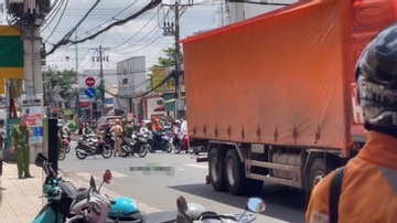 TPHCM: Xe máy bị cuốn vào gầm xe tải sau va chạm, đôi nam nữ tử vong tại chỗ