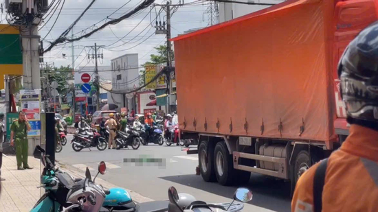 TPHCM: Xe máy bị cuốn vào gầm xe tải sau va chạm, đôi nam nữ tử vong tại chỗ