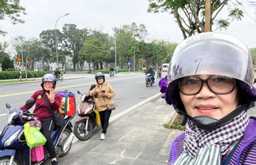 3 cô giáo về hưu gần 70 tuổi tự lái xe máy từ Đồng Tháp ra Hà Nội du lịch