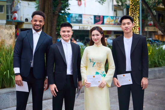 Ca sĩ Hòa Minzy gây sốt khi đăng ảnh chụp với Quang Hải, Đình Bắc và Xuân Son