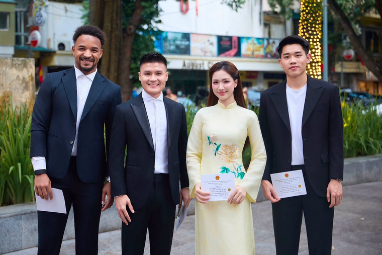 Ca sĩ Hòa Minzy gây sốt khi đăng ảnh chụp với Quang Hải, Đình Bắc và Xuân Son