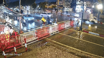 CLIP: Vượt đèn đỏ, ô tô lao qua đường ngang tông rào chắn tàu ở TPHCM